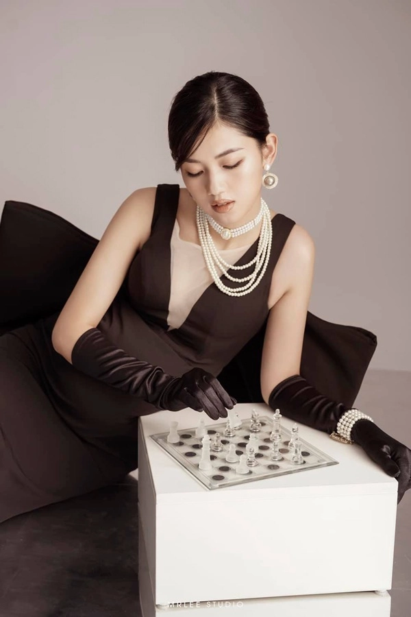Vừa thông báo mang thai bà bầu mới nhất làng nhan sắc che bụng bằng chiếc túi hiệu khủng - 4