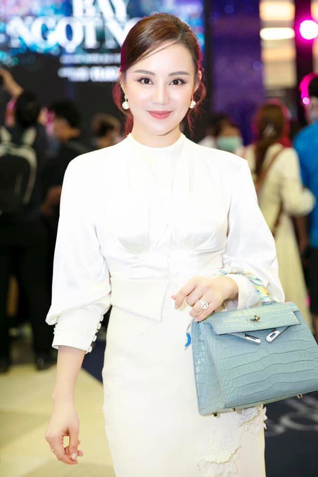 Vy oanh tái xuất đeo túi hermes bị nghi fake đi đôi giày huyền thoại của làng hoa hậu - 2