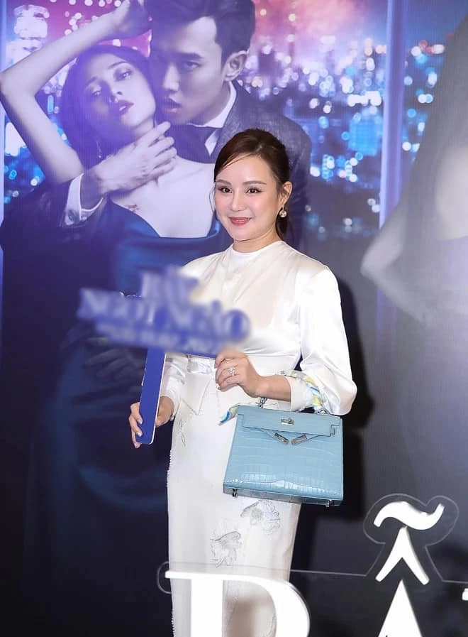 Vy oanh tái xuất đeo túi hermes bị nghi fake đi đôi giày huyền thoại của làng hoa hậu - 3