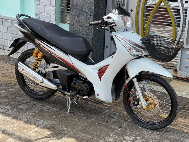 Wave 125 sở hữu tông màu lạ làm người xem say đấm - 1