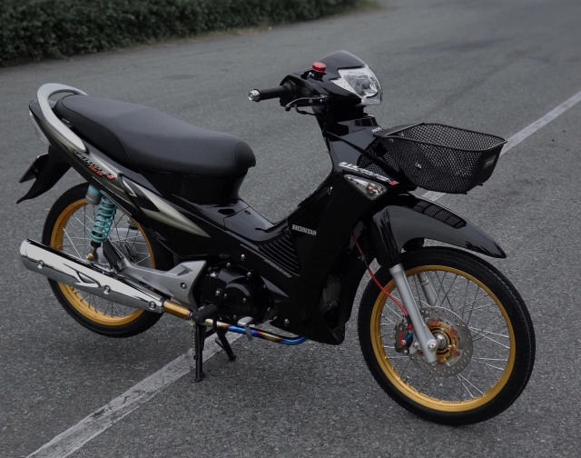 Wave 125 tông màu đen phá cách nhờ dàn chân đa sắc màu - 7