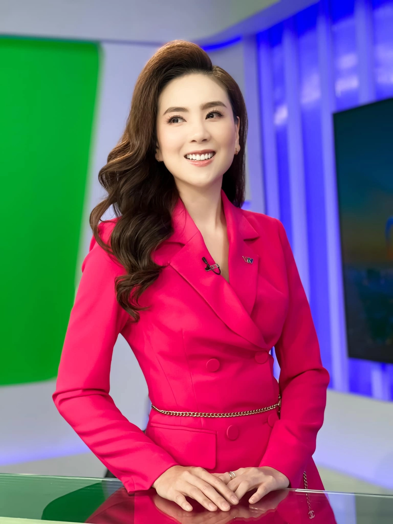 xả vai cô mc thanh lịch mai ngọc diện đồ cắt khoét phô diễn đường cong hút hồn - 1