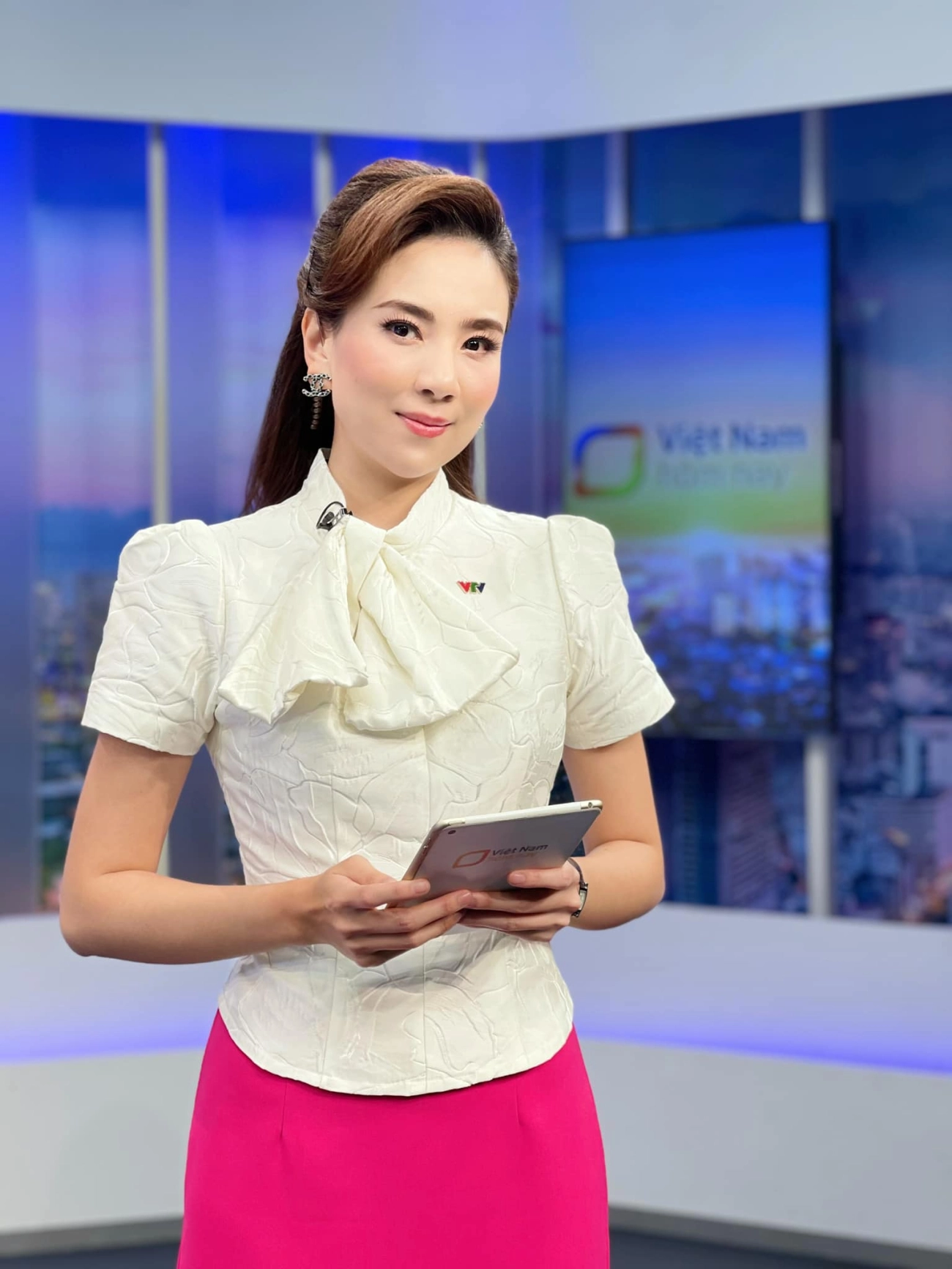 xả vai cô mc thanh lịch mai ngọc diện đồ cắt khoét phô diễn đường cong hút hồn - 2