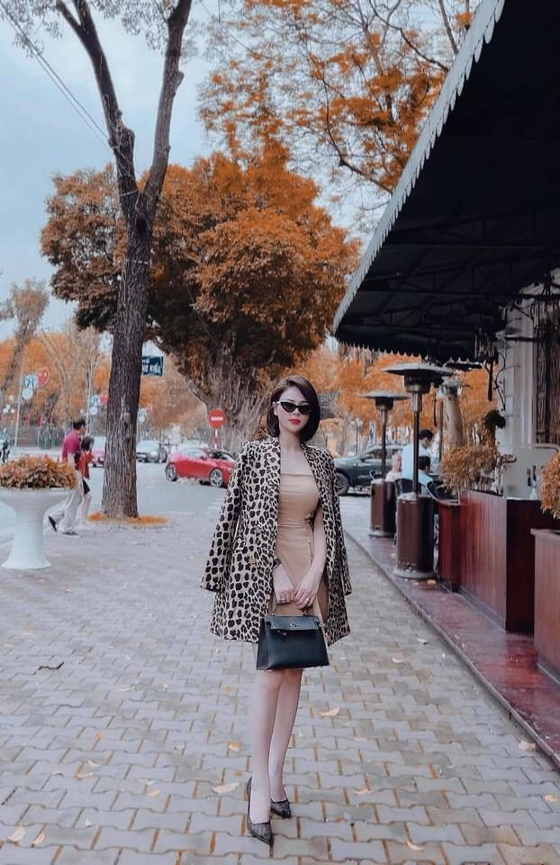 Xảvai minh hướng dương ngược nắng xách túi hiệu ra phố mẹ 1 con mà mặc gợi cảm đỉnh cao - 4
