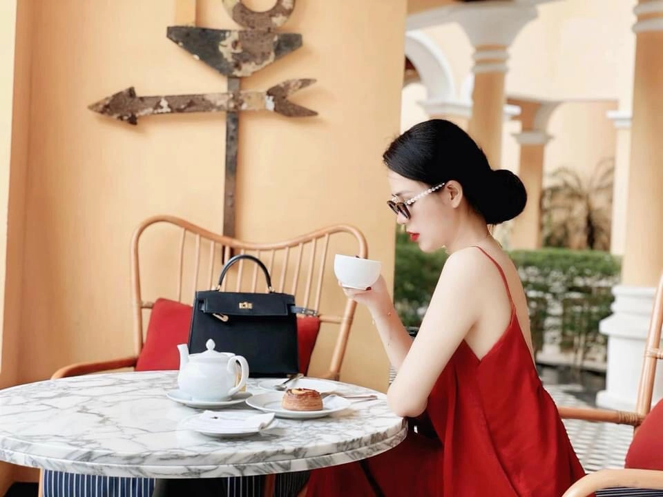 Xảvai minh hướng dương ngược nắng xách túi hiệu ra phố mẹ 1 con mà mặc gợi cảm đỉnh cao - 6