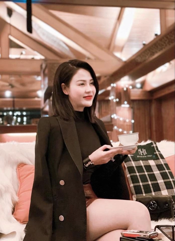 Xảvai minh hướng dương ngược nắng xách túi hiệu ra phố mẹ 1 con mà mặc gợi cảm đỉnh cao - 10