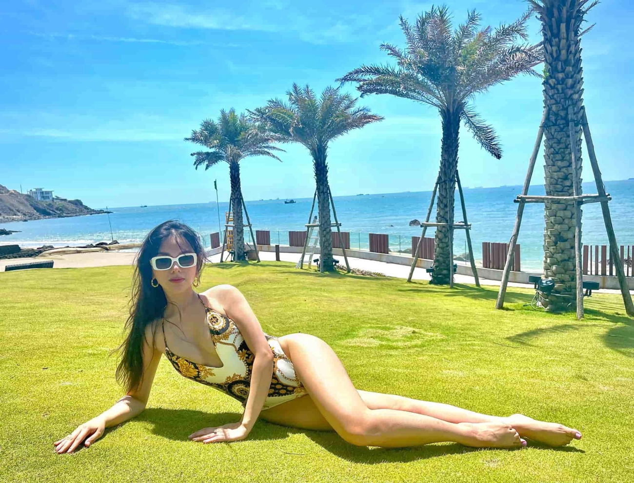 Xin phép chồng kém 10 tuổi đi biển thu thuỷ lại diện bikini khoét bạo khoe dáng đẹp ngất ngây - 4