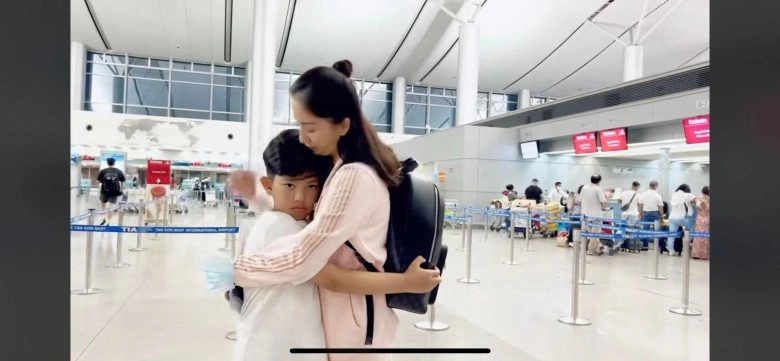 Xót xa cảnh con trai khánh thi phan hiển bật khóc giữa sân bay tiễn bố mẹ đi công tác - 1