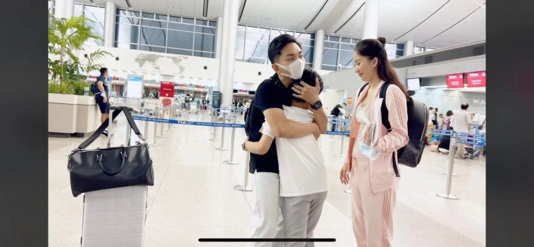 Xót xa cảnh con trai khánh thi phan hiển bật khóc giữa sân bay tiễn bố mẹ đi công tác - 2