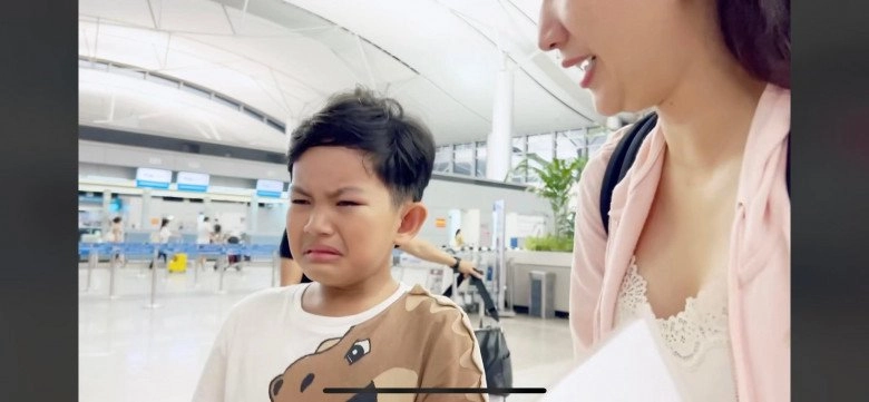 Xót xa cảnh con trai khánh thi phan hiển bật khóc giữa sân bay tiễn bố mẹ đi công tác - 3