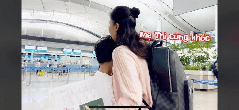 Xót xa cảnh con trai khánh thi phan hiển bật khóc giữa sân bay tiễn bố mẹ đi công tác - 4