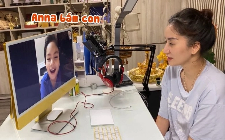 Xót xa cảnh con trai khánh thi phan hiển bật khóc giữa sân bay tiễn bố mẹ đi công tác - 7
