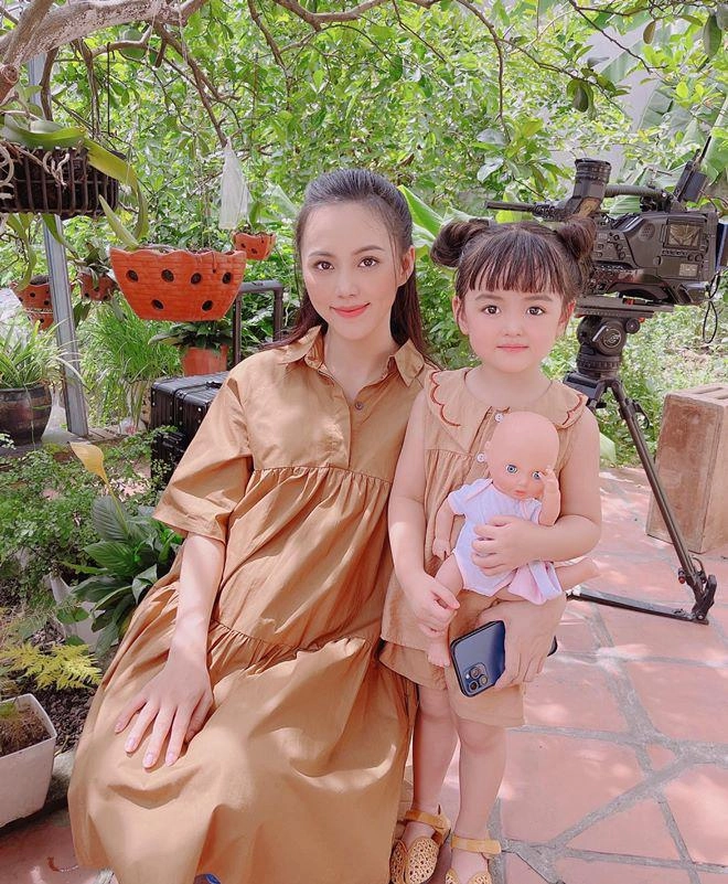Xưa đầu trọc lốc bé gái hà nội giờ xinh như búp bê nổi tiếng phim hương vị tình thân - 10