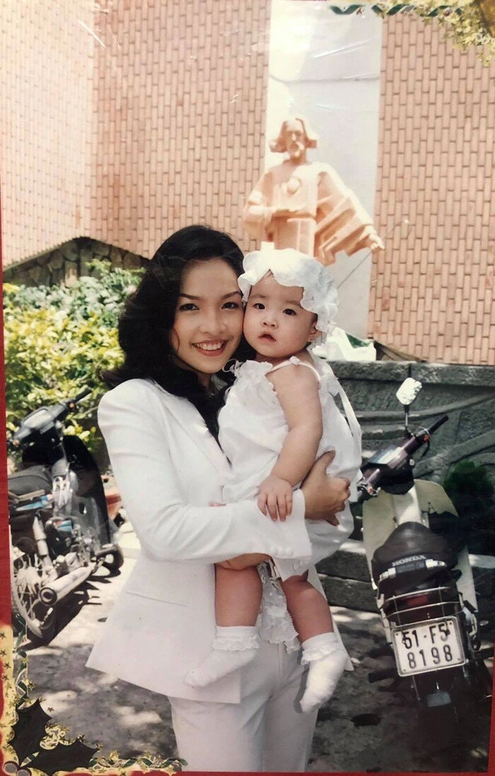 Xưa ôm bụng bầu hát quán bar nay hiền thục dư dả lãi cô con gái xinh y chang mẹ - 4