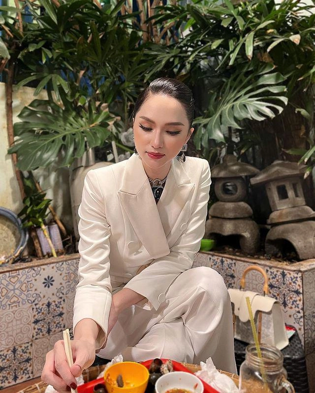Xuất hiện chân dài make-up lộng lẫy ngồi lẩy ốc bên đường mặt xinh da trắng hoá ra người quen - 2