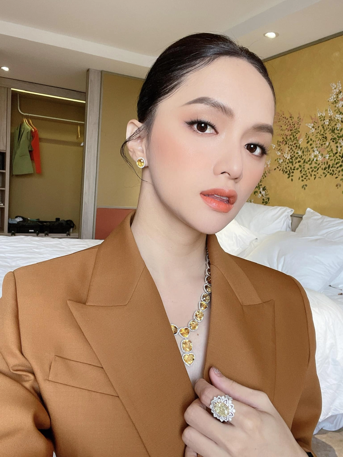Xuất hiện chân dài make-up lộng lẫy ngồi lẩy ốc bên đường mặt xinh da trắng hoá ra người quen - 10