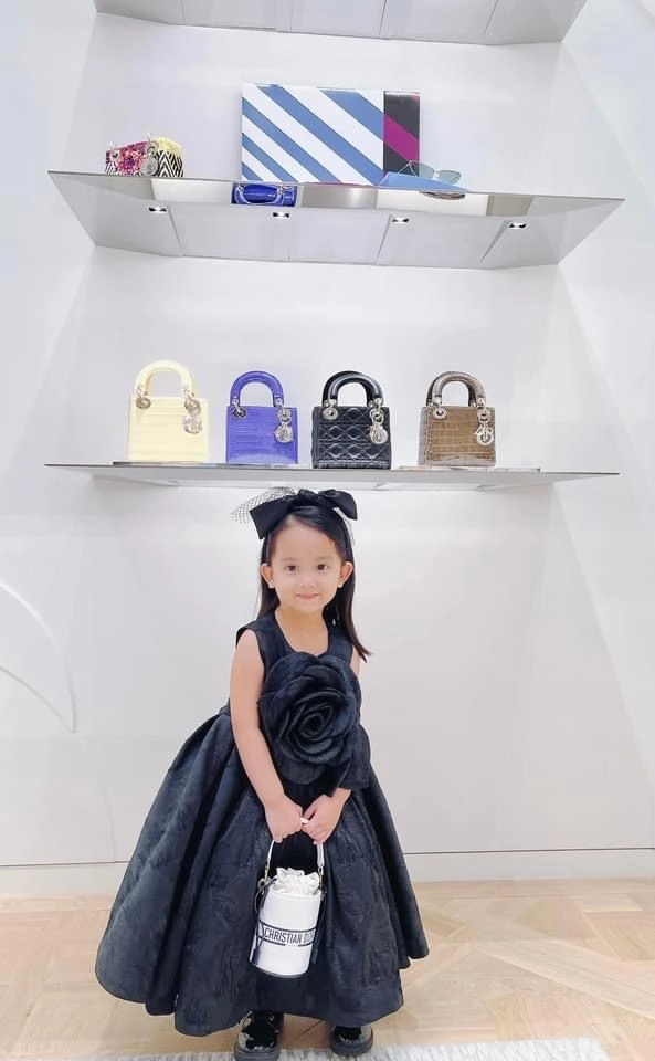Xuất hiện cô chiêu 3 tuổi sang chảnh nhất hội con sao việt đi sắmhàng hiệu túi nào cũng muốn mua - 4