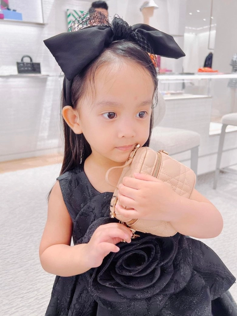 Xuất hiện cô chiêu 3 tuổi sang chảnh nhất hội con sao việt đi sắmhàng hiệu túi nào cũng muốn mua - 5