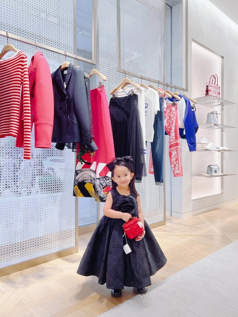 Xuất hiện cô chiêu 3 tuổi sang chảnh nhất hội con sao việt đi sắmhàng hiệu túi nào cũng muốn mua - 6