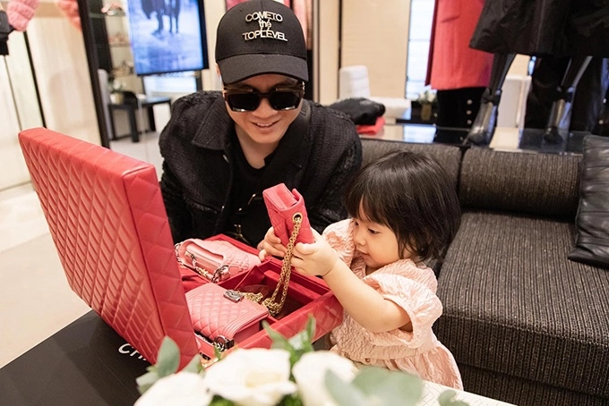 Xuất hiện cô chiêu 3 tuổi sang chảnh nhất hội con sao việt đi sắmhàng hiệu túi nào cũng muốn mua - 9