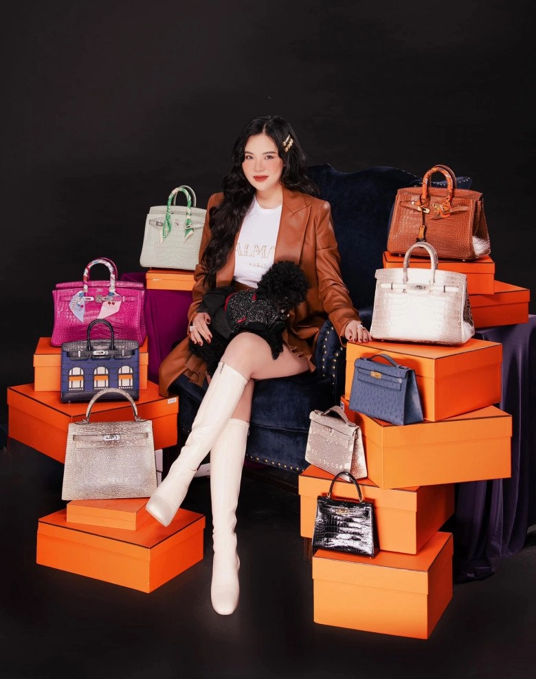 Xuất hiện nữ đại gia chị ông địa đi xe 60 tỷ xách túi himalaya đôi với ngọc trinh - 4