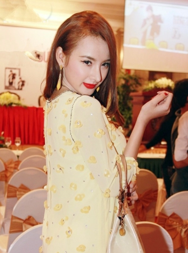 Xuất hiện với chiếc mũi hoàn hảo phải chăng angela phương trinh đã chỉnh lại đôi chút - 13