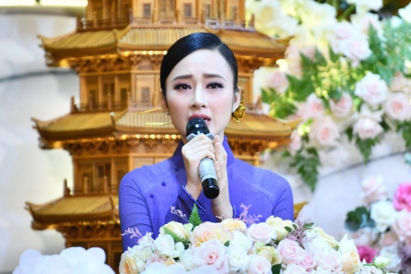 Xuất hiện với chiếc mũi hoàn hảo phải chăng angela phương trinh đã chỉnh lại đôi chút - 15