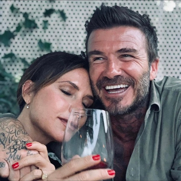Xuất hiện với đôi môi sưng phù cong vẹo vợ david beckham bị nghi lạm dụng thẩm mỹ - 1