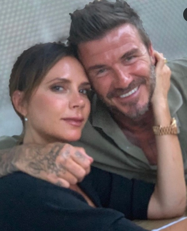 Xuất hiện với đôi môi sưng phù cong vẹo vợ david beckham bị nghi lạm dụng thẩm mỹ - 2