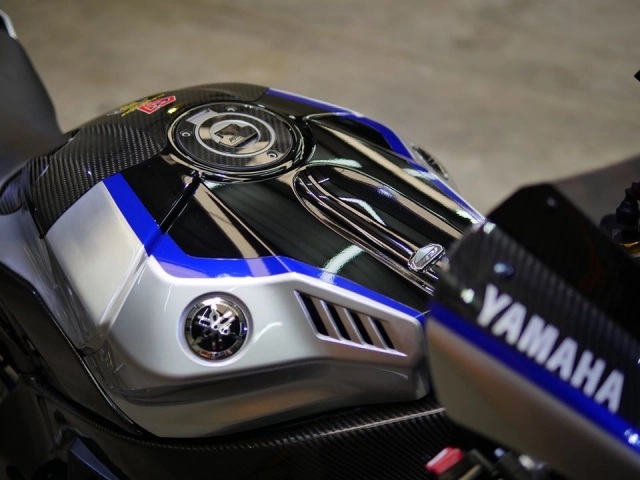 Yamaha r1m độ hấp dẫn với vẻ ngoài bóng bẩy - 4