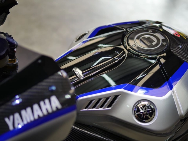 Yamaha r1m độ hấp dẫn với vẻ ngoài bóng bẩy - 5