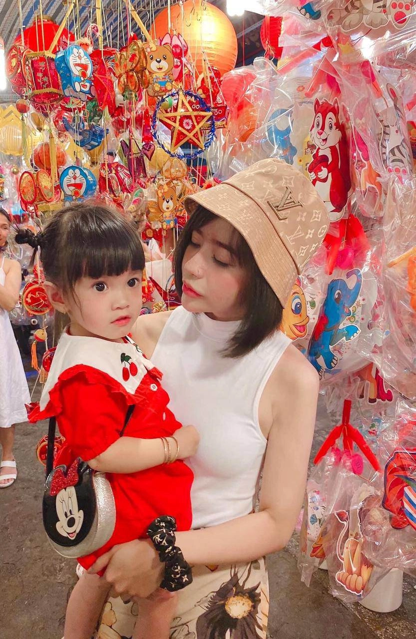 Yêu nam sinh trai tân cao 1m83 mẹ đơn thân việt được cưng như trứng vác đi khắp nơi - 1
