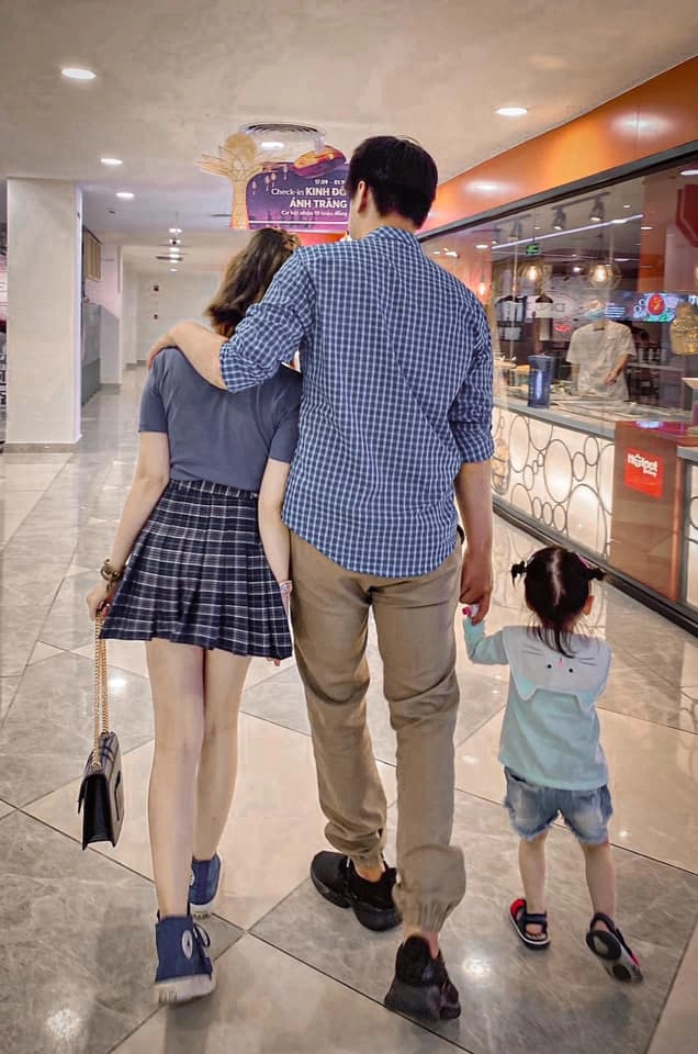 Yêu nam sinh trai tân cao 1m83 mẹ đơn thân việt được cưng như trứng vác đi khắp nơi - 6