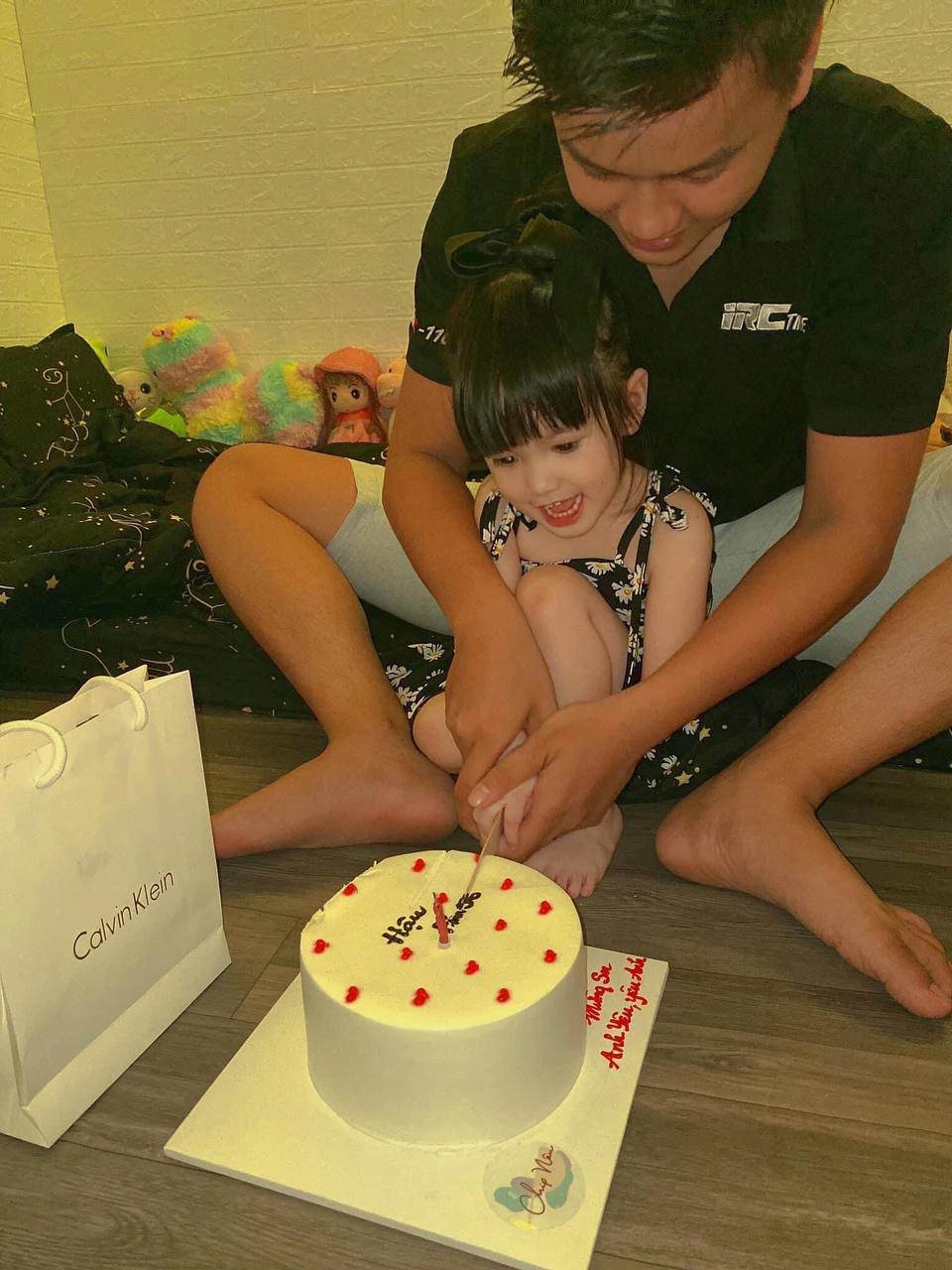 Yêu nam sinh trai tân cao 1m83 mẹ đơn thân việt được cưng như trứng vác đi khắp nơi - 10