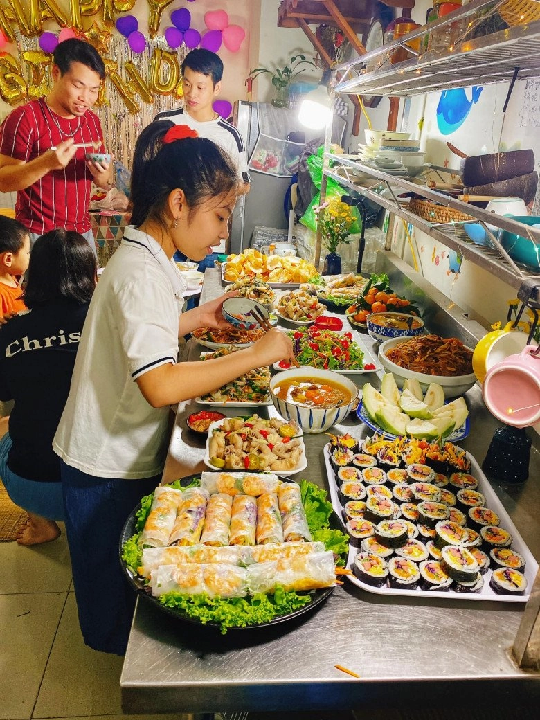 9x làm tiệc buffet mất 5 tiếng mừng sinh nhật con khách tới cửa mắt chữ o miệng chữ a vì kinh ngạc - 5