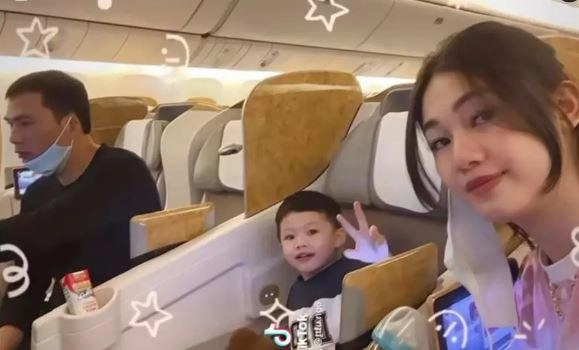 Á hậu việt cao 1m81 lấy chồng đại gia1m82 con trai mới mẫu giáo đã dài ngoằng hơn bạn - 13
