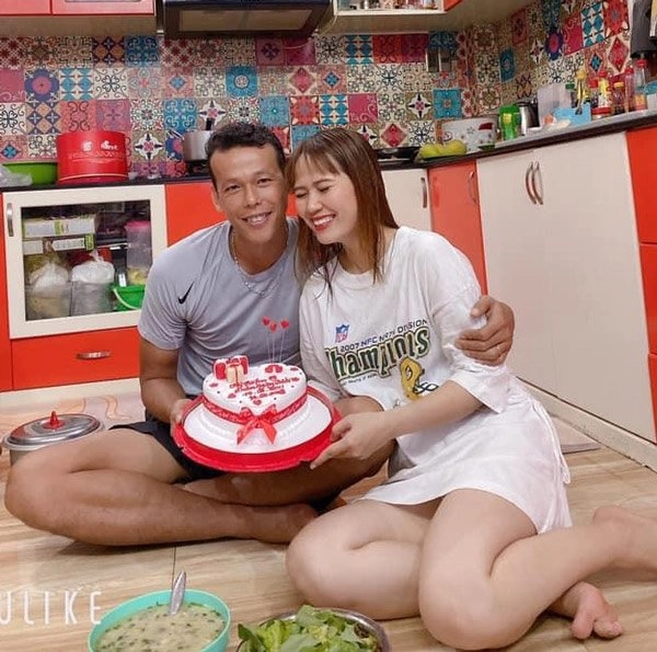 Bà xã thủ môn tấn trường da trắng chân dài sở hữu nét đẹp đằm thắm - 4