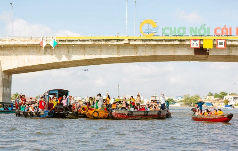 Bảo ngọc diện áo dài đội vương miện 8 tỷ đi chợ nổi cần thơ dân quê kéo nhau xem hoa hậu quốc tế - 4