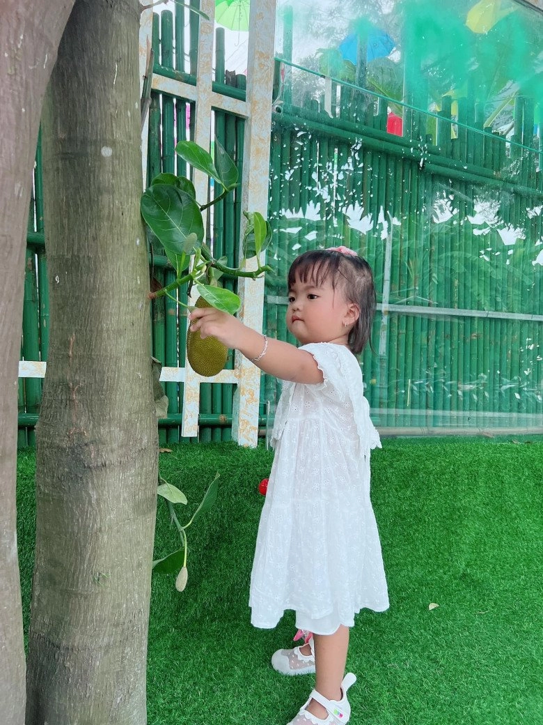 Bắt gặp con gái mạc văn khoa ăn bánh mì dọn ghế vỉa hè đúng chuẩn con nhà buôn bán - 10