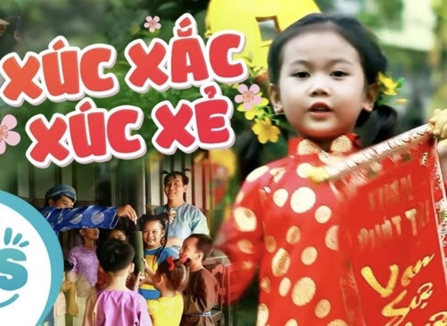 Bé bảo an xúc xắc xúc xẻ trổ mã phổng phao phương mỹ chi cũng không kém cạnh - 1