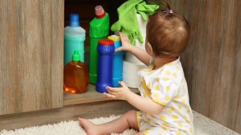 Bé gái 1 tuổi uống nước tẩy quần áo mẹ vội đổ thêm 1 thứ vào miệng con bác sĩ tấm tắc khen - 1