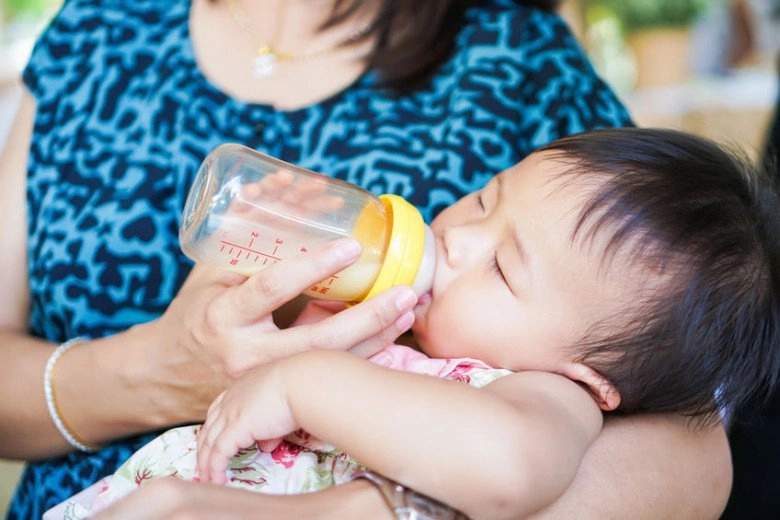 Bé gái 1 tuổi uống nước tẩy quần áo mẹ vội đổ thêm 1 thứ vào miệng con bác sĩ tấm tắc khen - 2