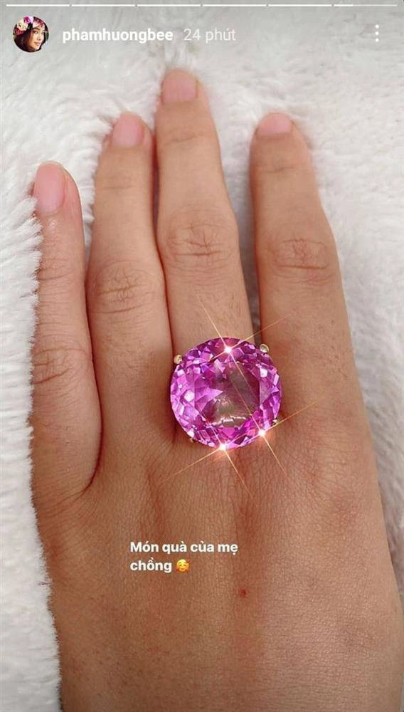 Bỏ showbiz sang mỹ sinh con chân dài hải phòng giờ ăn sung mặc sướng liên tục được mẹ chồng tặng hột xoàn - 9