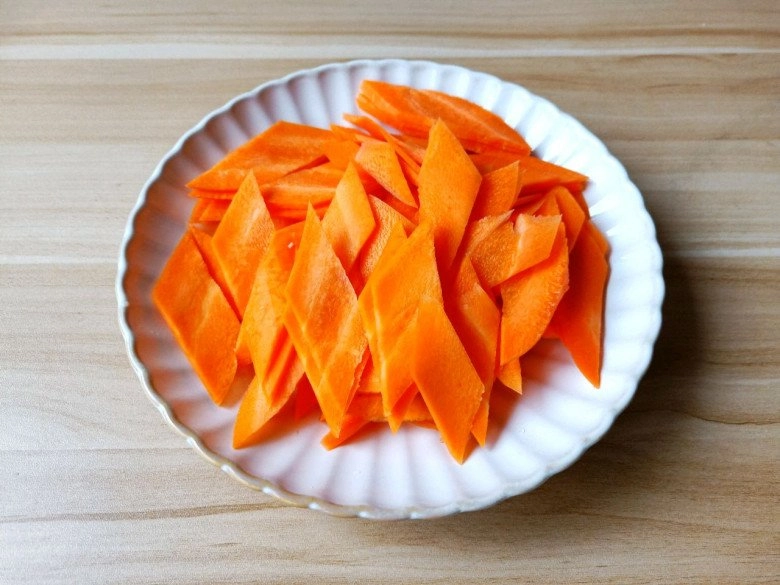Bò xào cà rốt lại cho thêm thứ rau phơi khô này thơm nức mũi 10 người ăn 11 người nói quá mê - 1