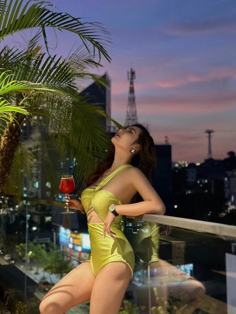 Chăm ăn đồ trộn huyền lizzie táo bạo diện bikini khoe dáng giữa đêm vòng eo đánh bật cả lã thanh huyền - 2