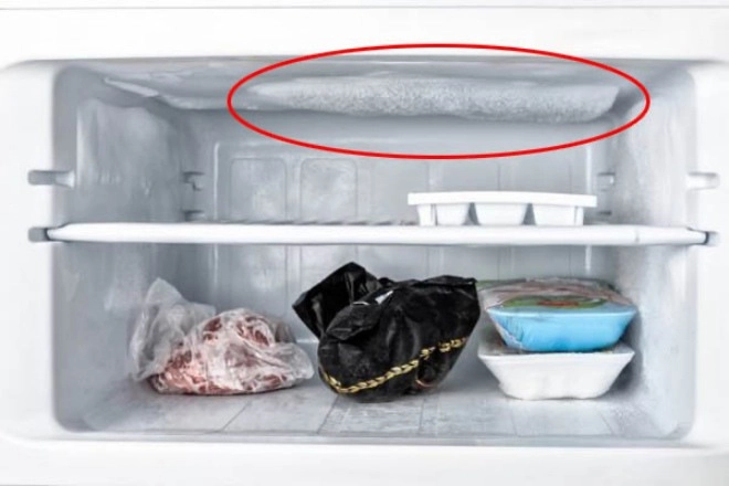 Chỉ cần chai nước và chút muối làm theo cách này tuyết trong tủ lạnh sẽ rơi xuống lã chã - 1