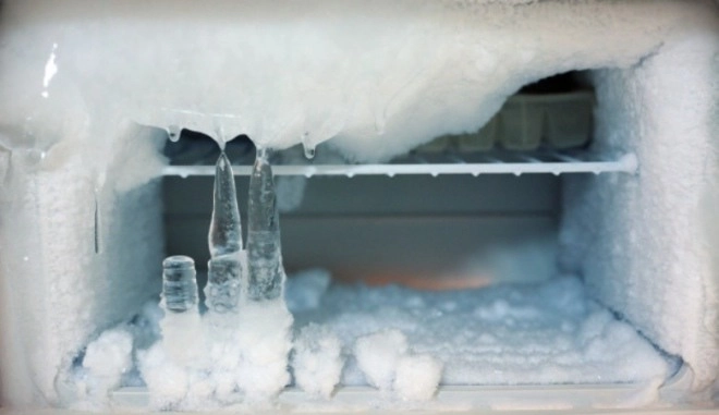 Chỉ cần chai nước và chút muối làm theo cách này tuyết trong tủ lạnh sẽ rơi xuống lã chã - 2