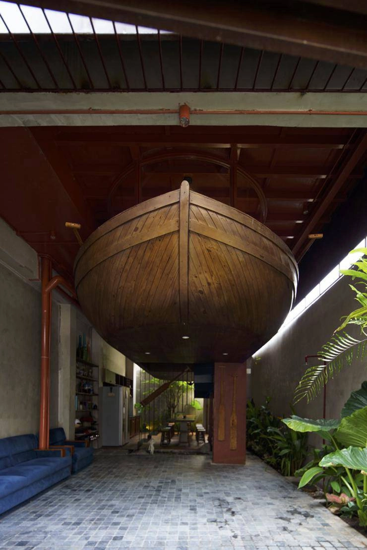 Chủ nhà chơi lớn mang cả thuyền gỗ về đặt giữa nhà làm điểm nhấn - 4