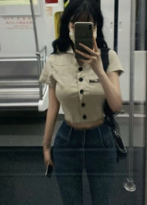 Chụp ảnh trên tàu điện ngầm cô gái này nổi như cồn vì chiếc áo lộ vòng eo vô thực - 1