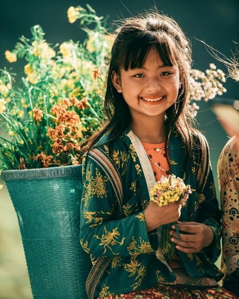 Cô bé bán rong hà giang đổi đời sau 1 bức ảnh mặc đồ hiệu đi du lịch sang chảnh - 2
